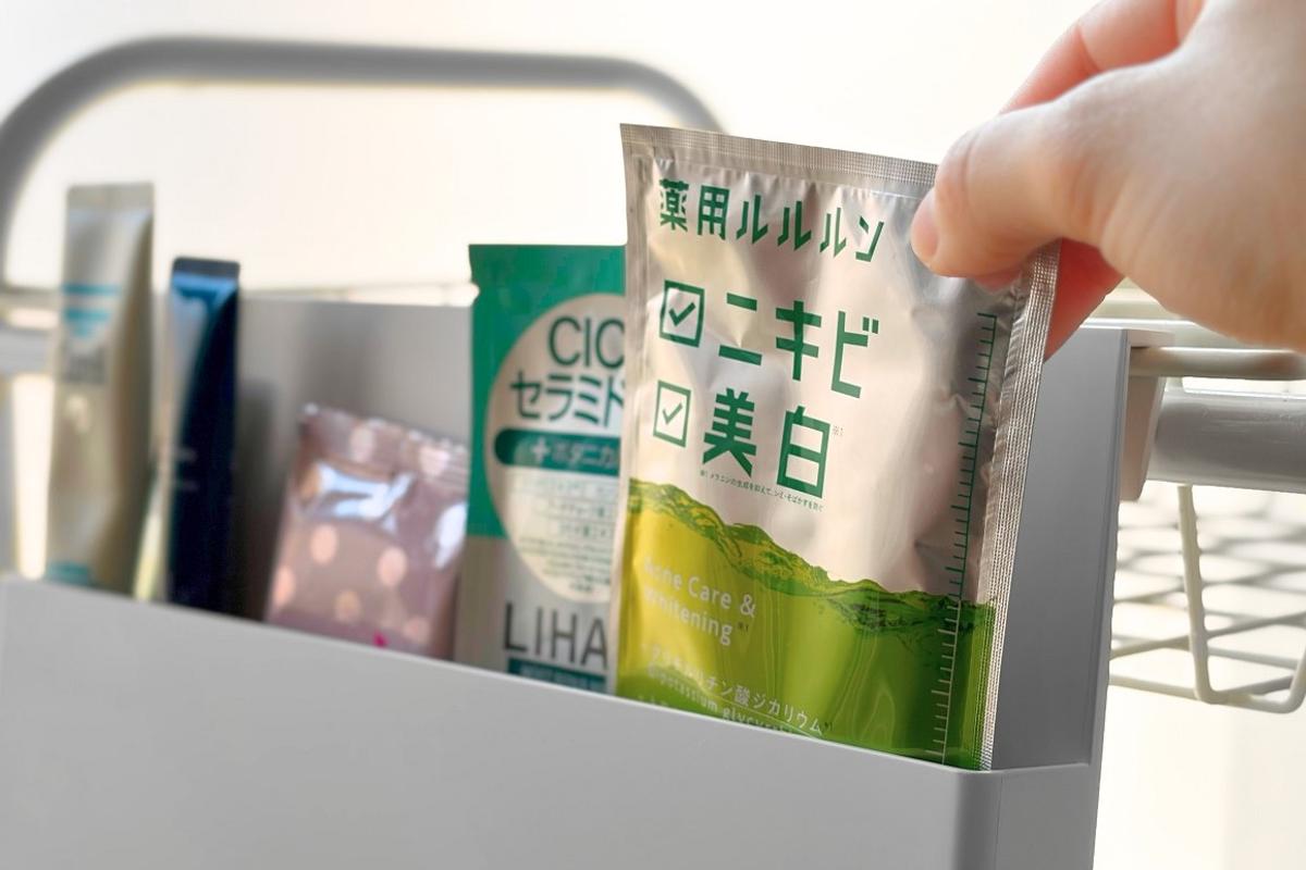 山崎実業「引っ掛け収納ホルダー」の広いポケットにパックを収納した様子