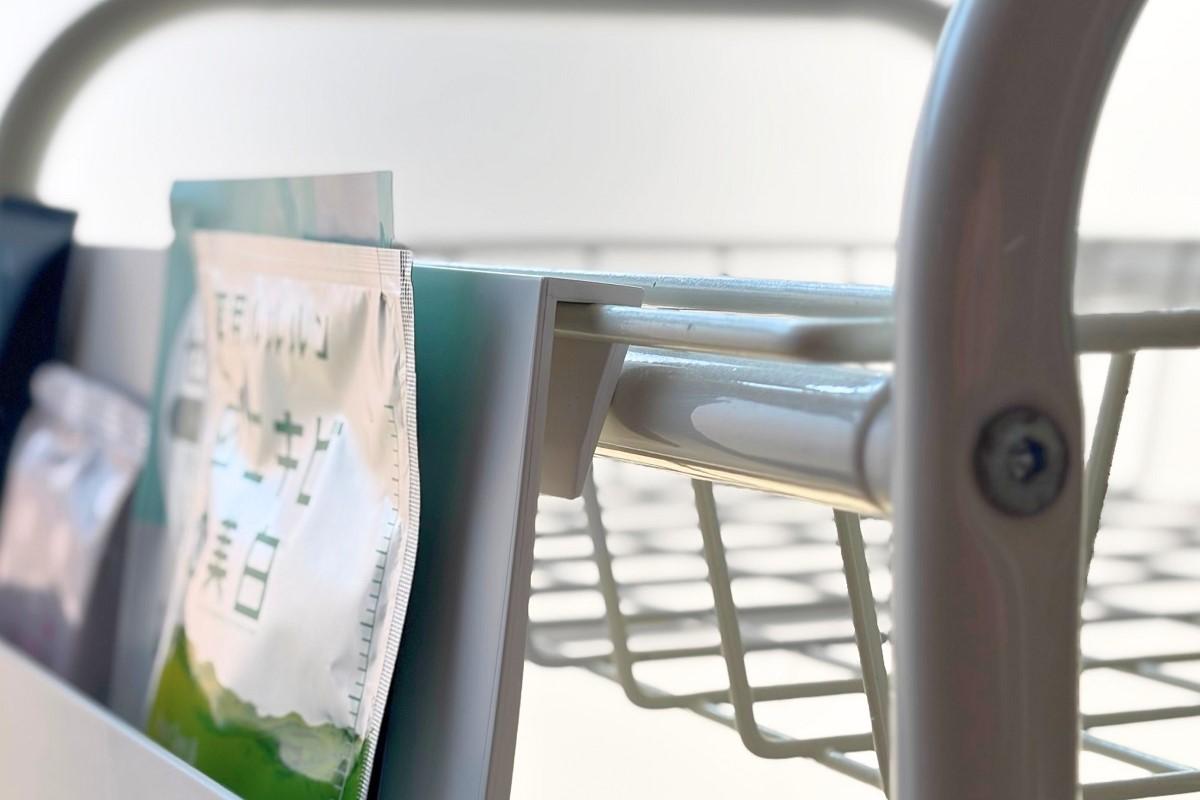 山崎実業「引っ掛け収納ホルダー」をワゴンに引っかけた状態