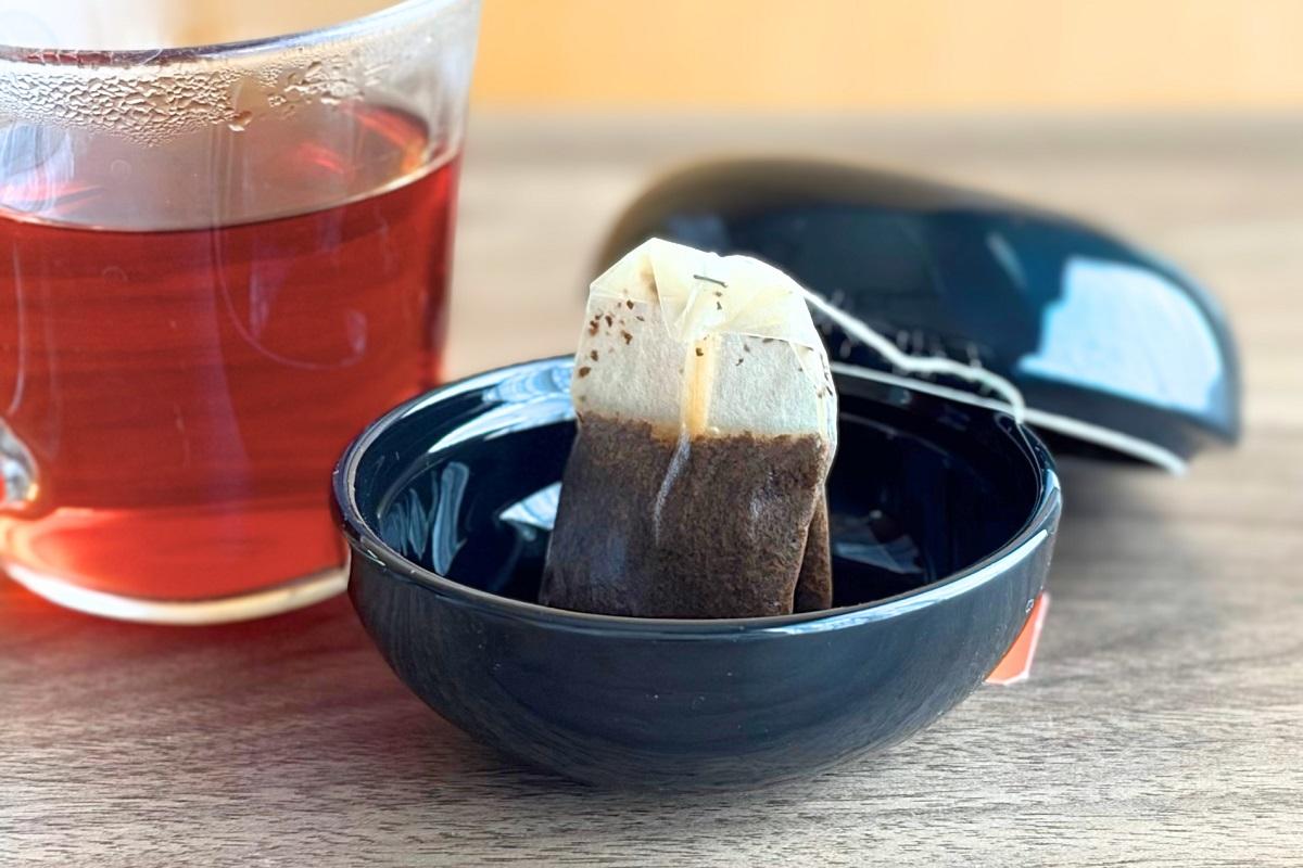 山崎実業「コバエ＆消臭 ポット」に使い終わったティーバッグを入れた状態