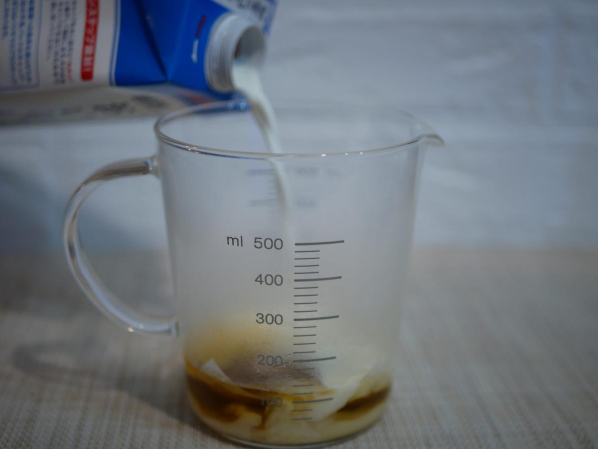 無印良品の耐熱ガラス メジャーカップに牛乳を注いでいる様子