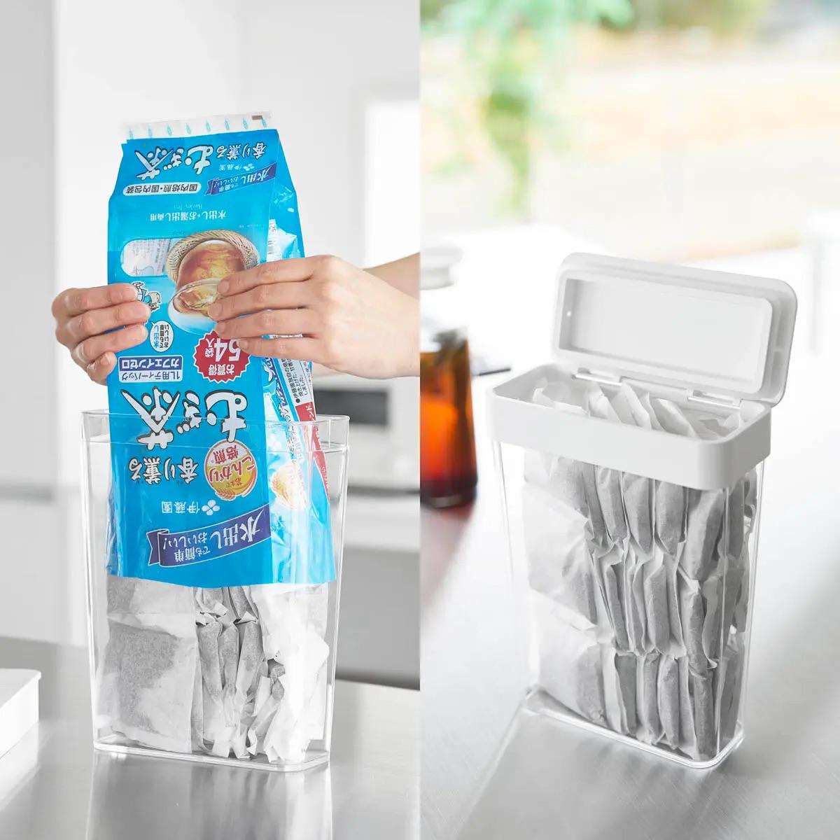 お茶パックを移し替えている