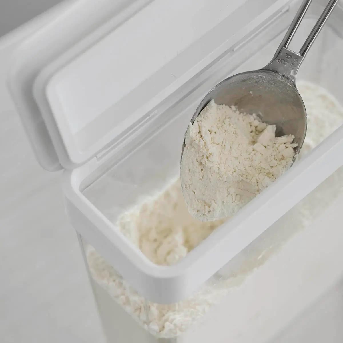 小麦粉をすくっている