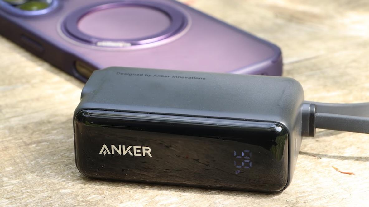 Ankerの「コンセント付き×ケーブル内蔵モバイルバッテリー」持ち運び