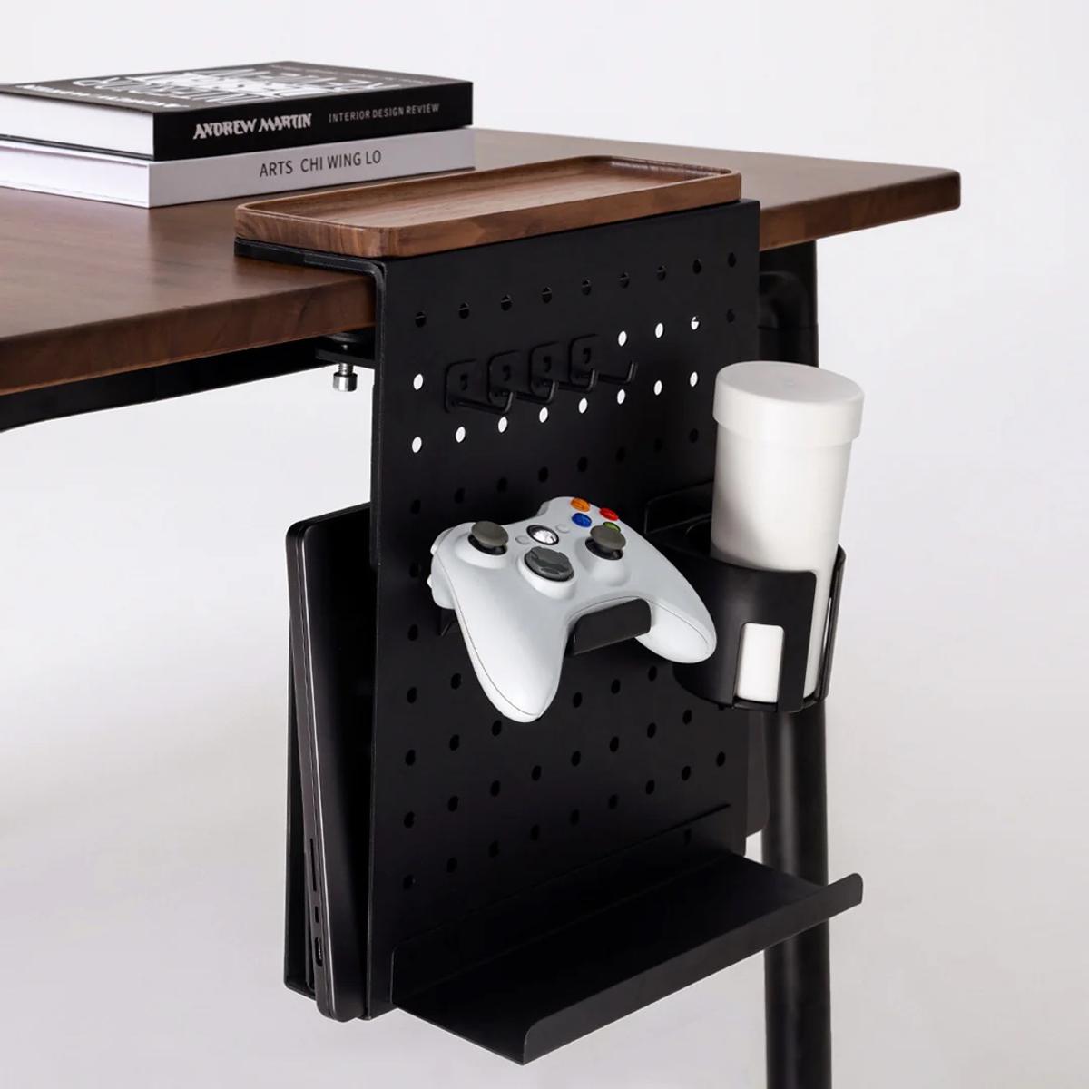 「COFO Desk Side Holder」にゲームコントローラーとドリンクを収納する様子