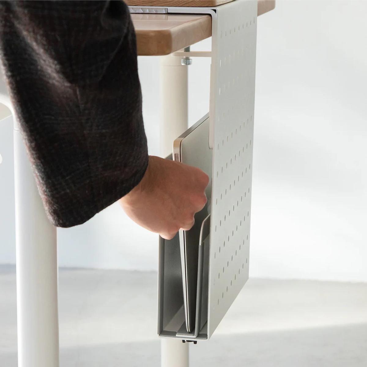 「COFO Desk Side Holder」にPCを収納する様子
