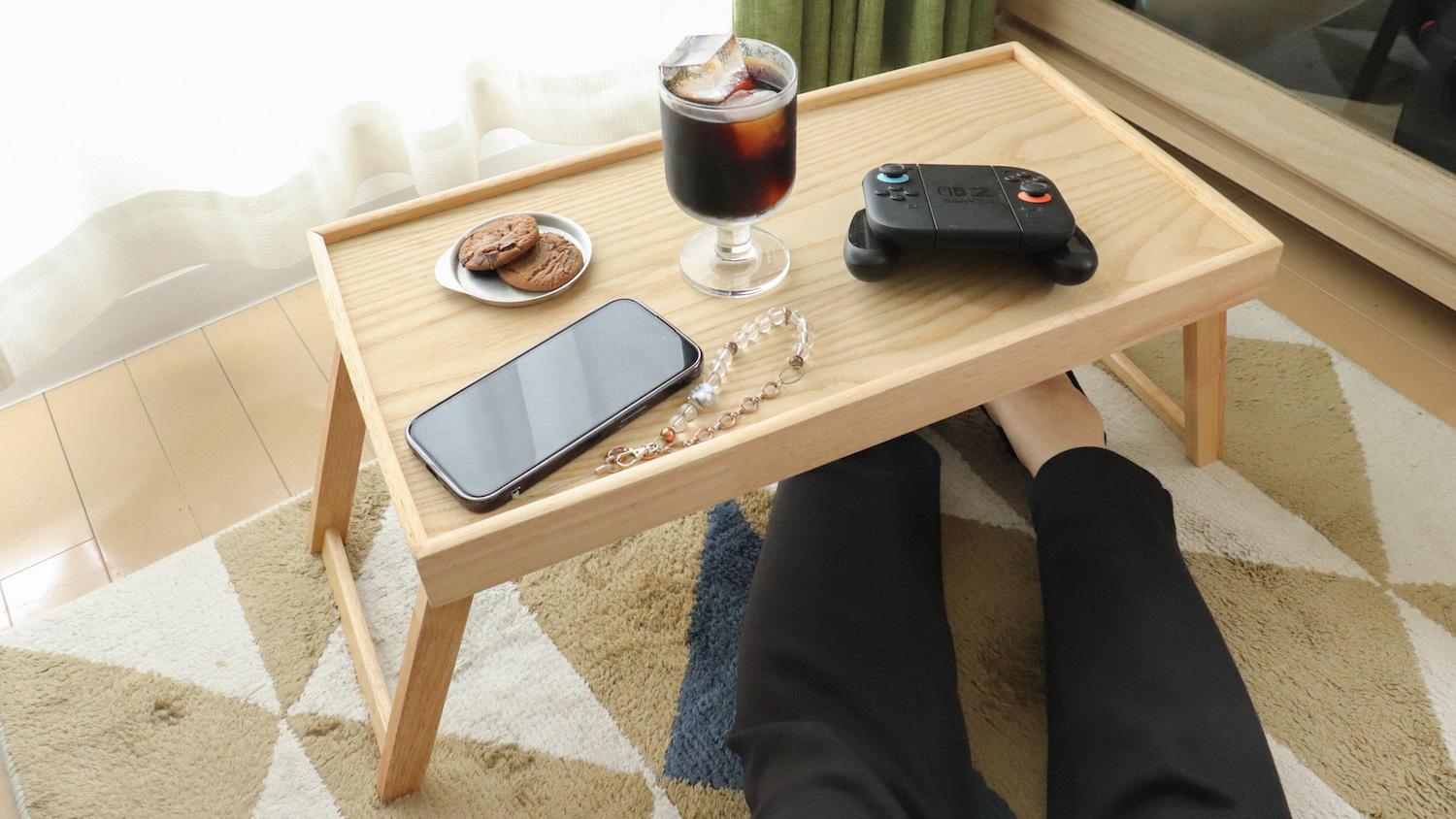 ニトリの脚付きトレーでソファ時間が快適に。すべりにくいから“ちょい
