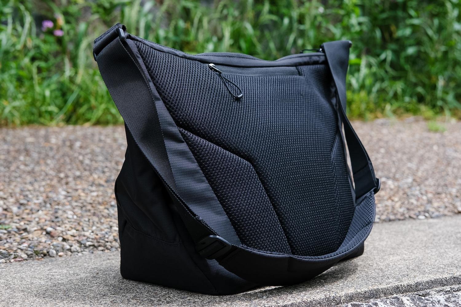 サロモン ACS SHOULDER BAG】背中が蒸れないのが快適な大容量バッグ