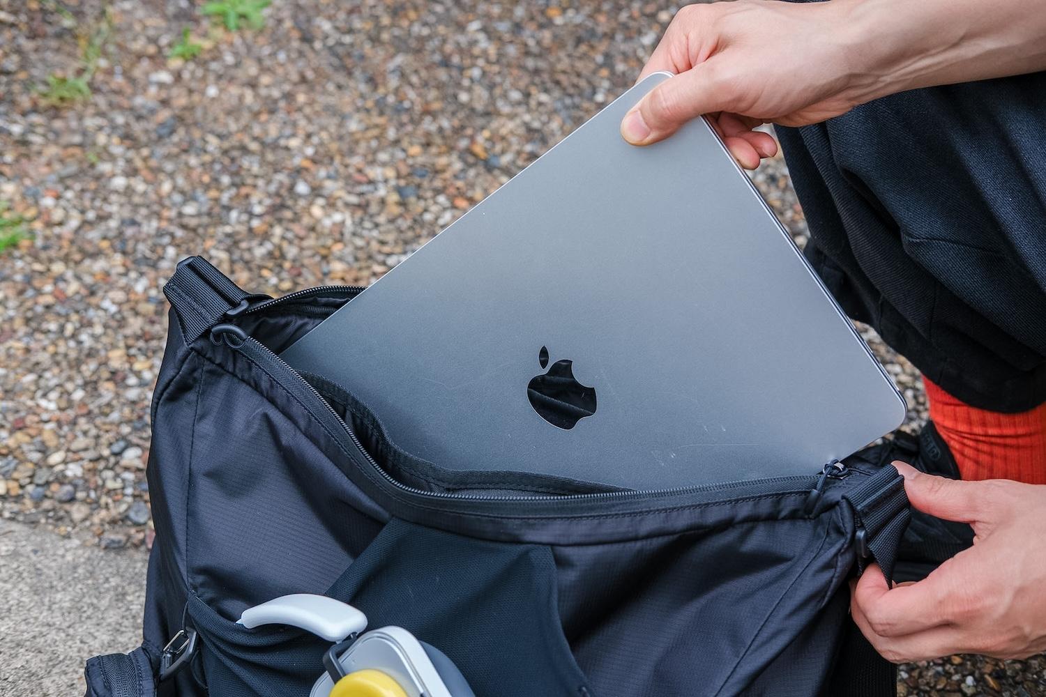 サロモン ACS SHOULDER BAG】背中が蒸れないのが快適な大容量バッグ