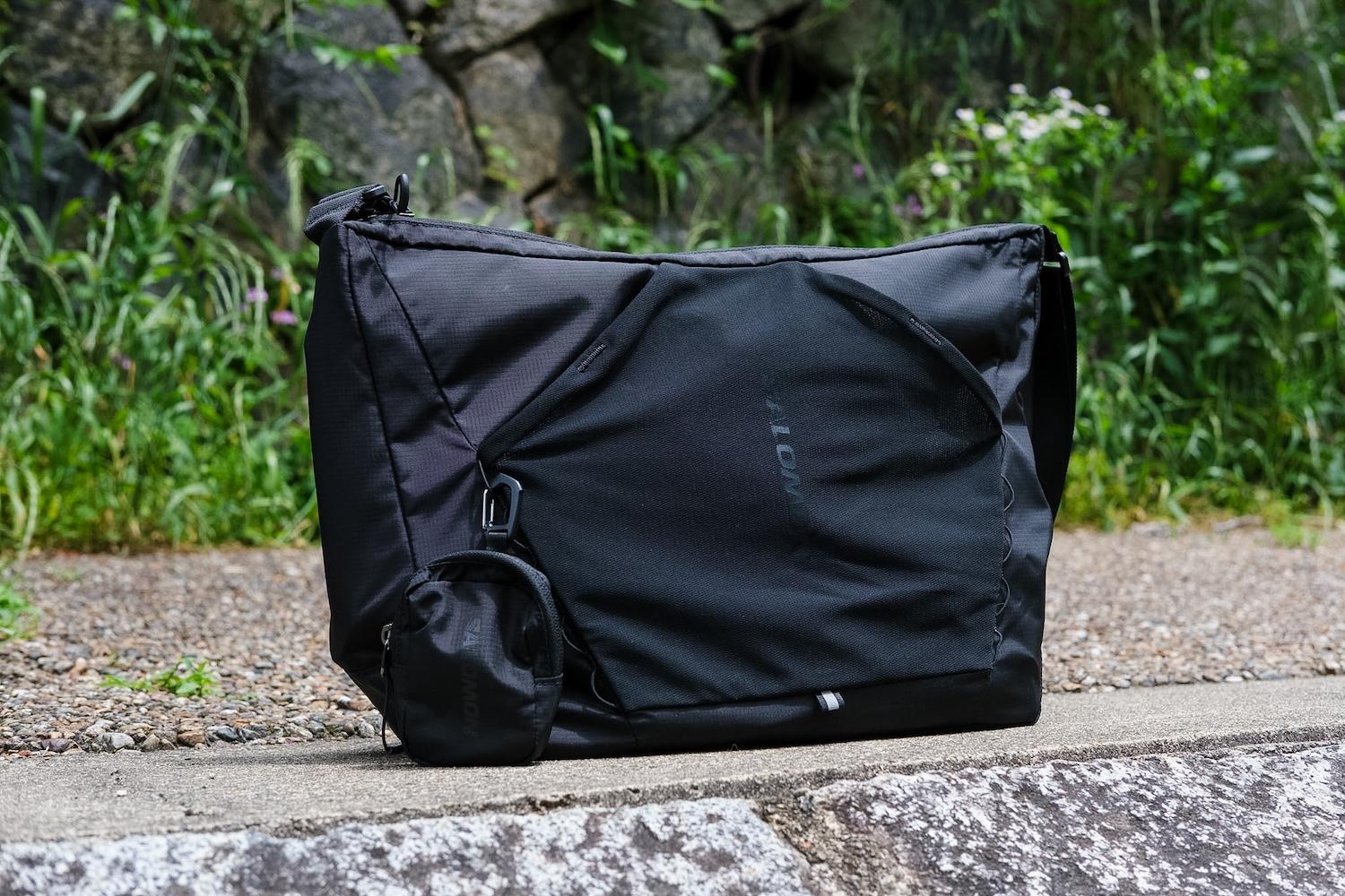サロモン ACS SHOULDER BAG】背中が蒸れないのが快適な大容量バッグ