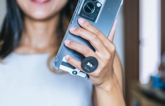 スマホを握らず支える「新発想スマホリング」。特許構造で長年の首と指