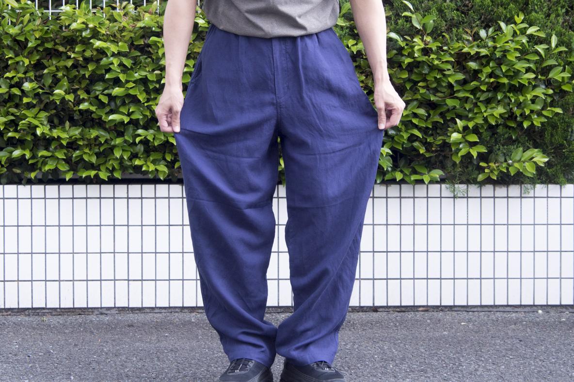 MUJI Laboの「新作イージーパンツ」は、風通しの良いゆったりとした