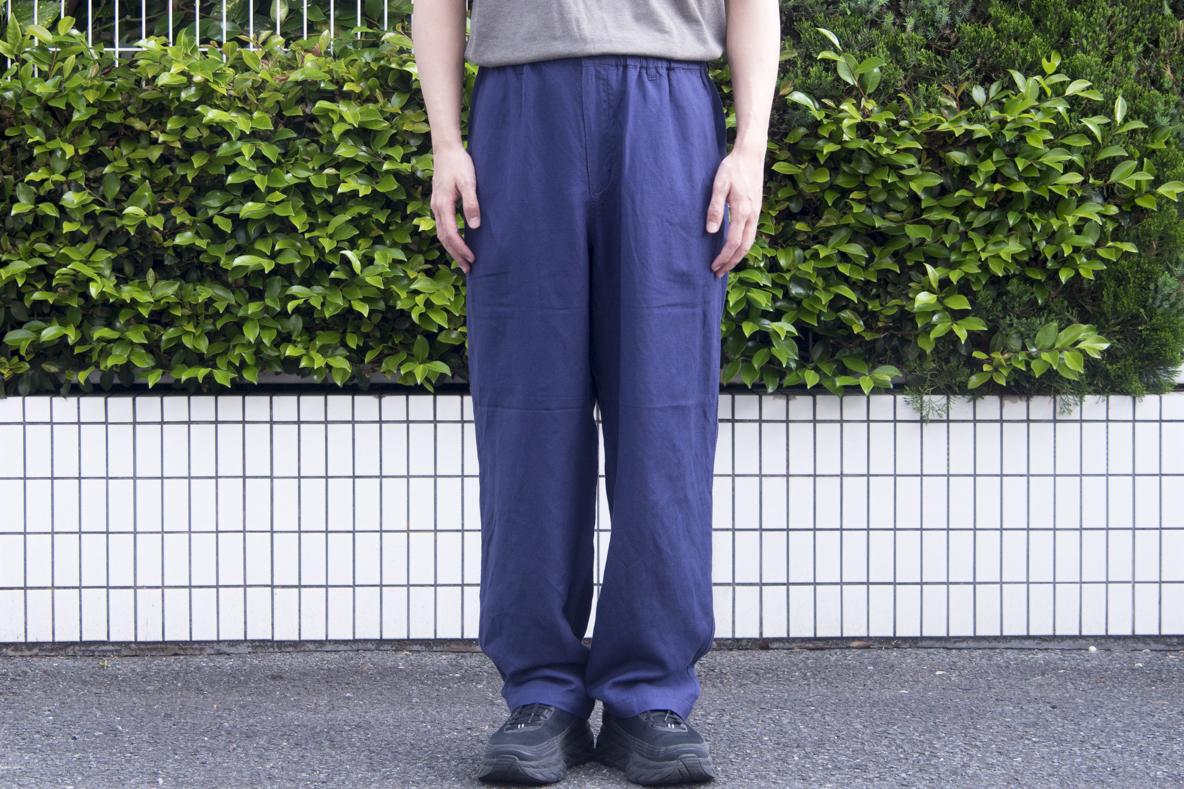 MUJI Laboの「新作イージーパンツ」は、風通しの良いゆったりとした