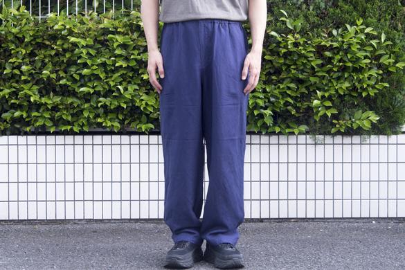 MUJI Laboの「新作イージーパンツ」は、風通しの良いゆったりとした 