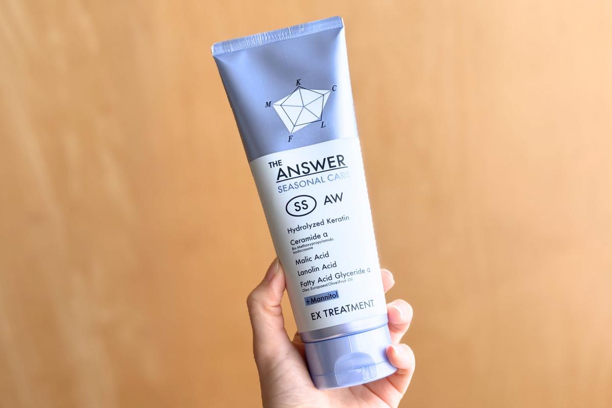 THE ANSWER「シーズナルケア SS EXトリートメント」を手に持つ様子