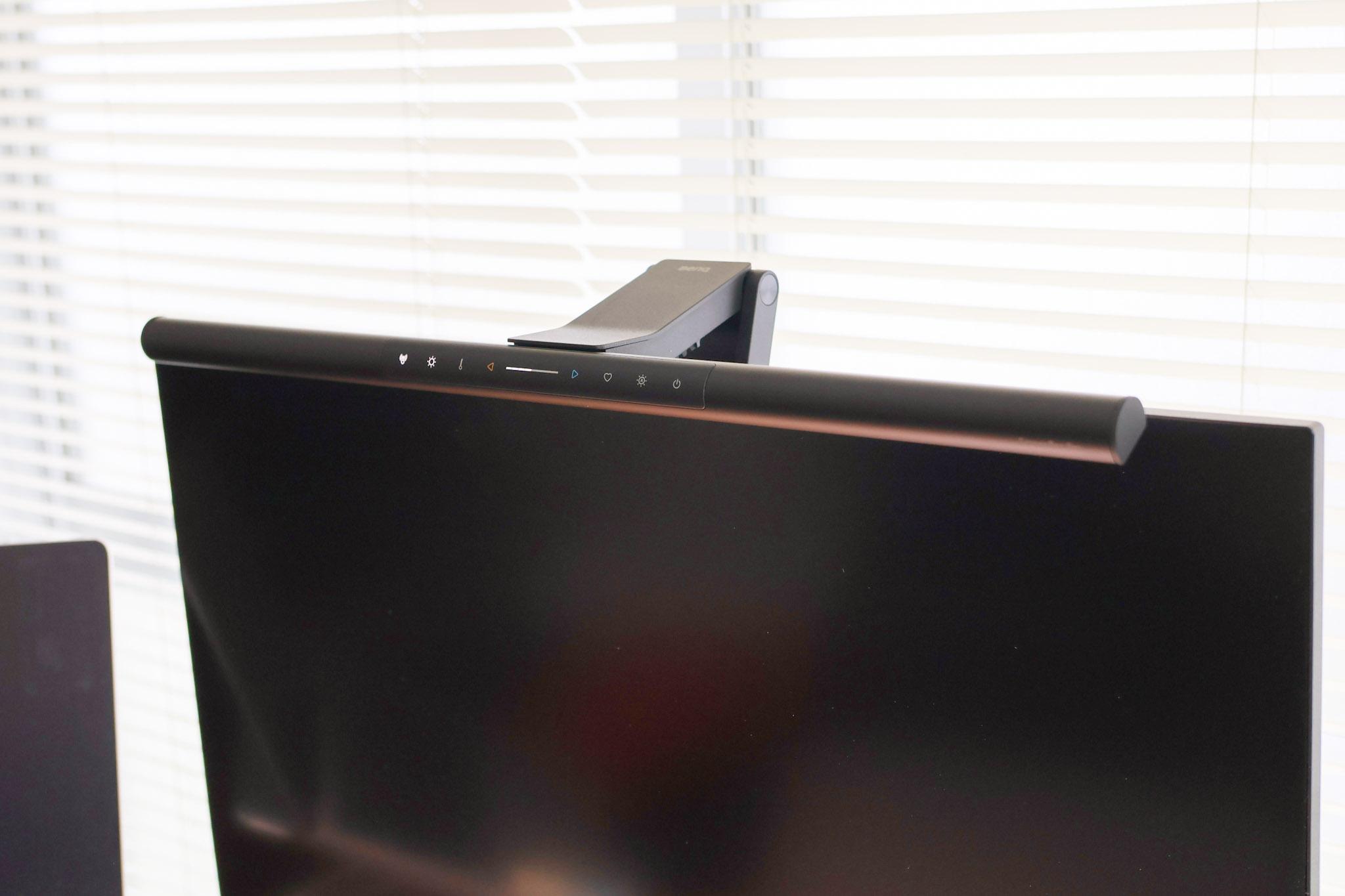 デスクライトやめて大正解だった。デスクが広く明るくなって、「仕事の