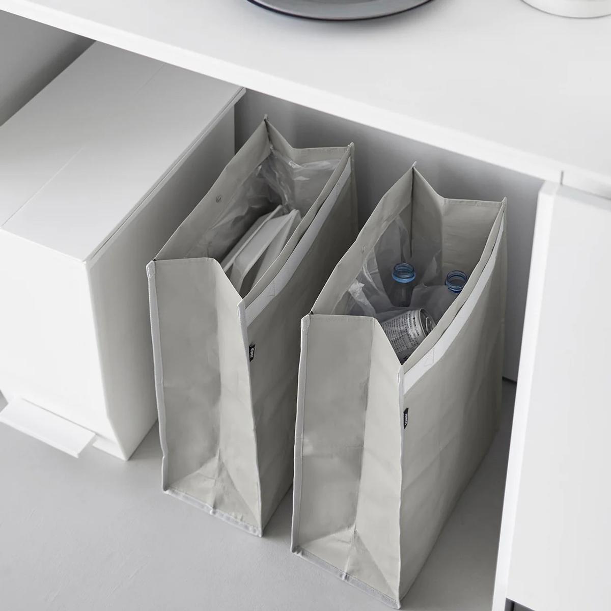 山崎実業の「ポリエチレン ゴミ箱 タワー 20L」を2個並べて使っているところ