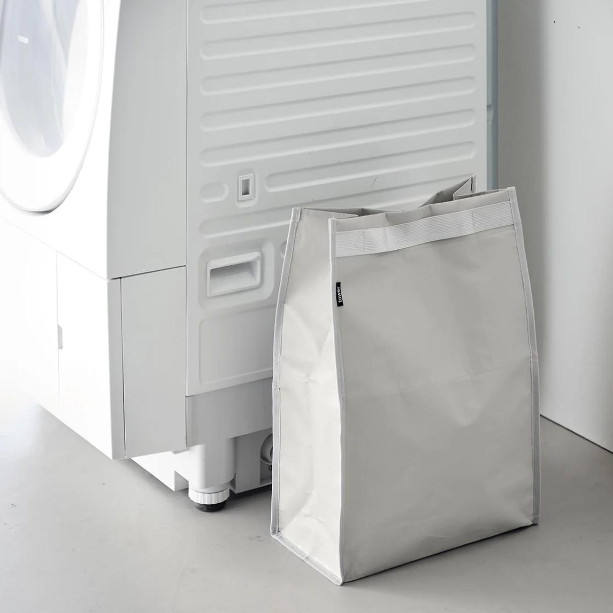 山崎実業の「ポリエチレン ゴミ箱 タワー 20L」を洗濯もの入れに使っている様子