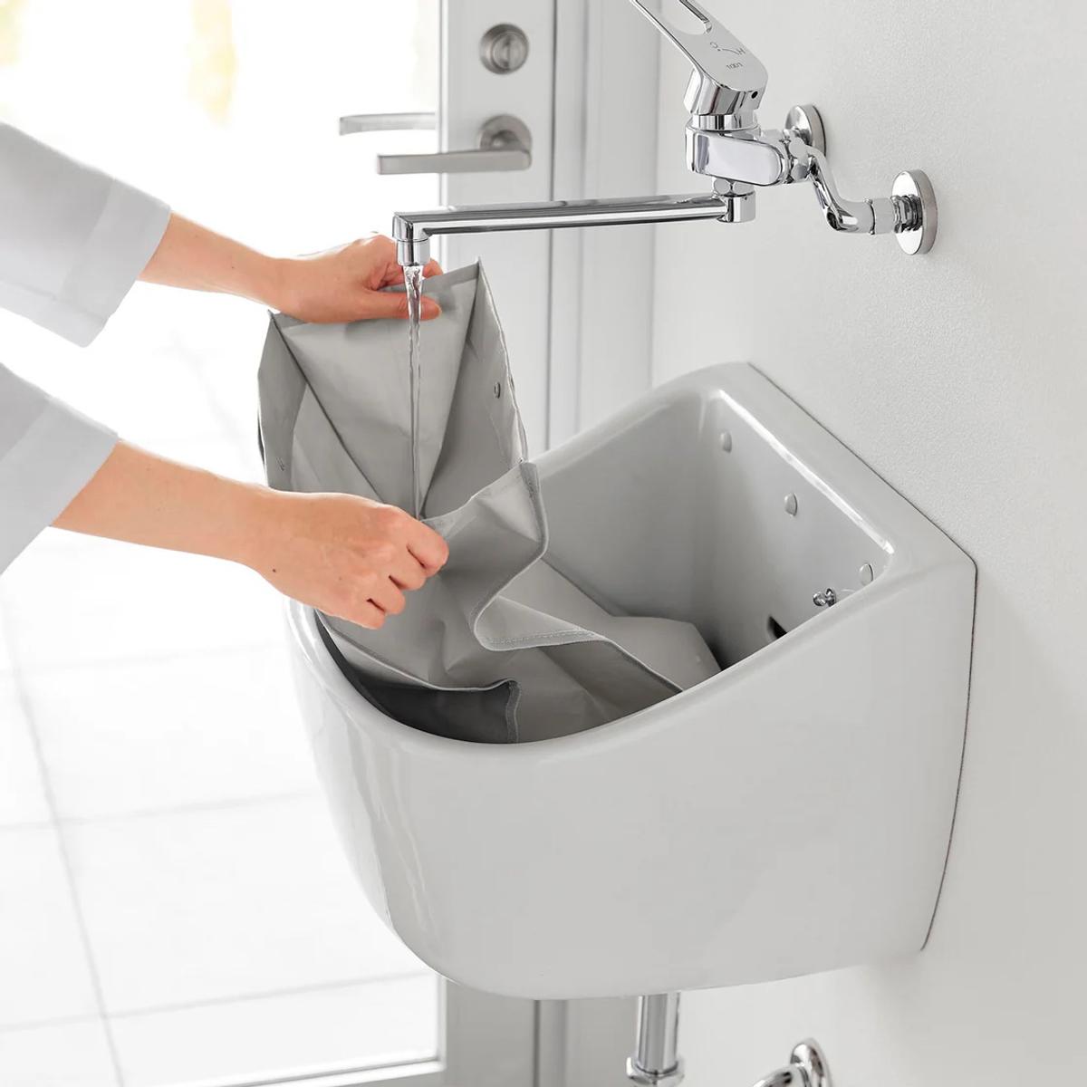 山崎実業の「ポリエチレン ゴミ箱 タワー 20L」を洗っているところ