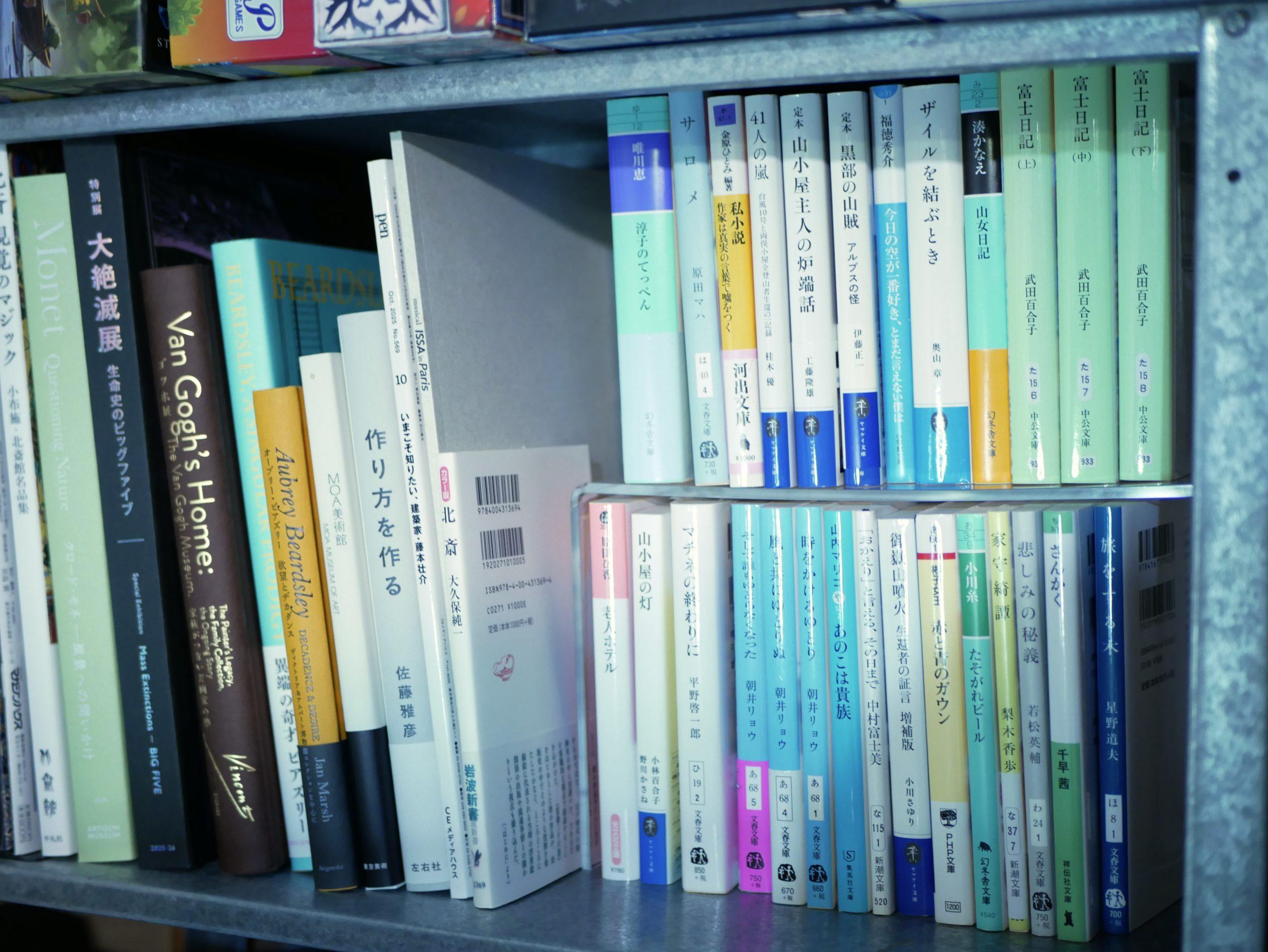 無印良品の「アクリル仕切棚」が文庫本収納にピッタリって知ってる