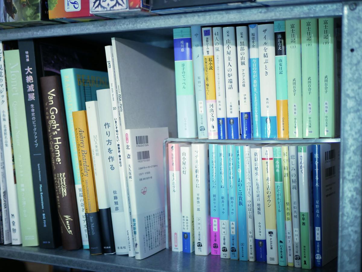 無印良品「アクリル仕切棚・大」をIKEAの収納と合わせている様子