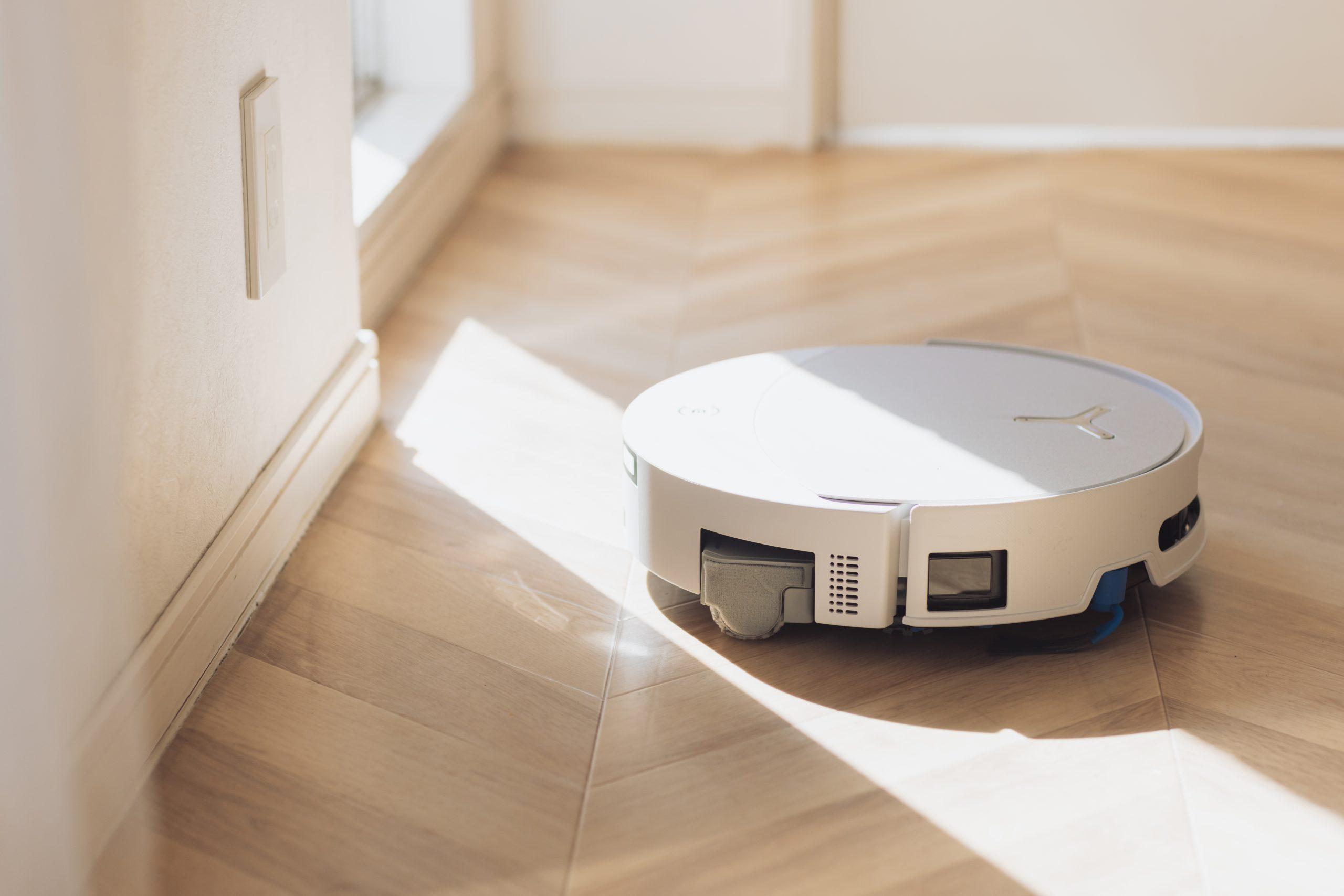 床掃除ロボット 床掃除だけは任せたい」清掃力も静音性も妥協しない共働き編集部員が