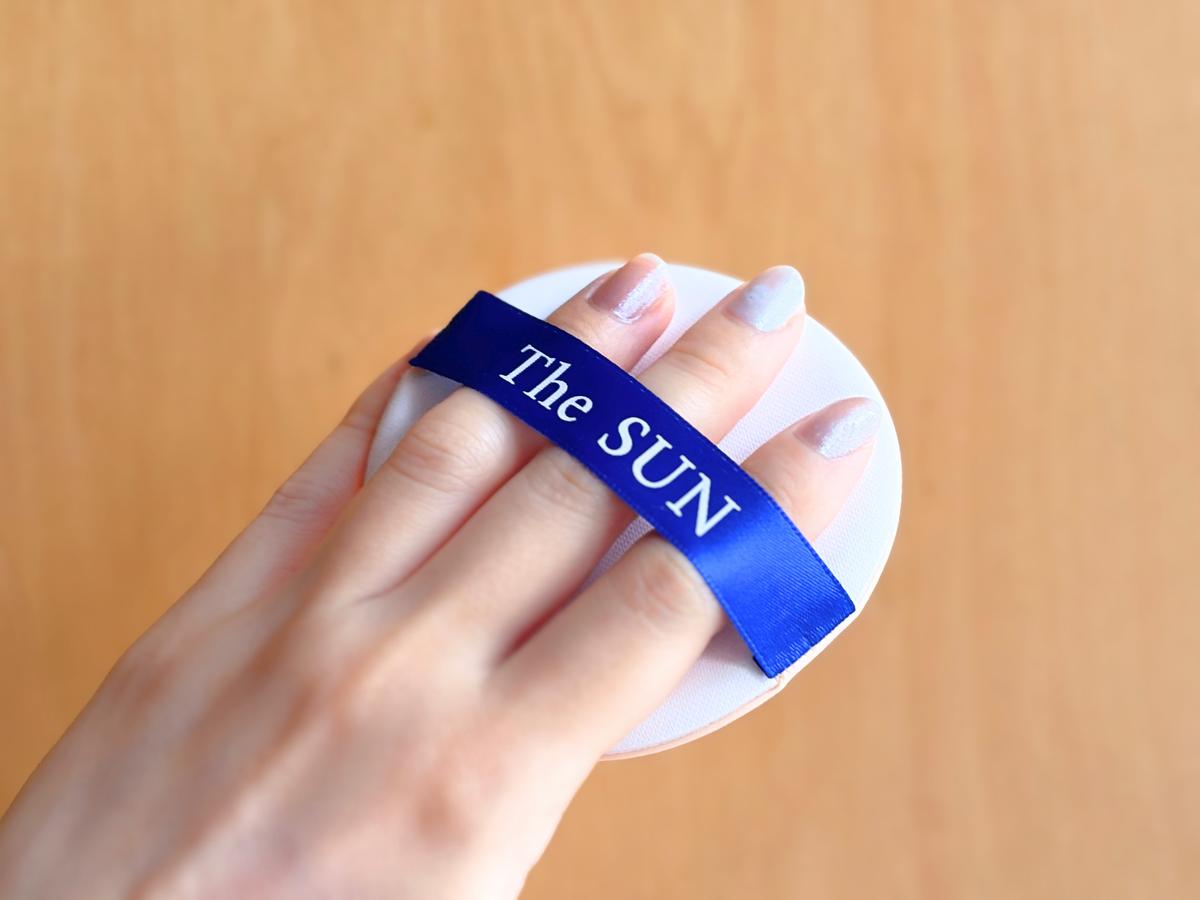 貝印「日焼け止めや下地にも使える染みこみにくいパフ」のベルトに指をはめている状態