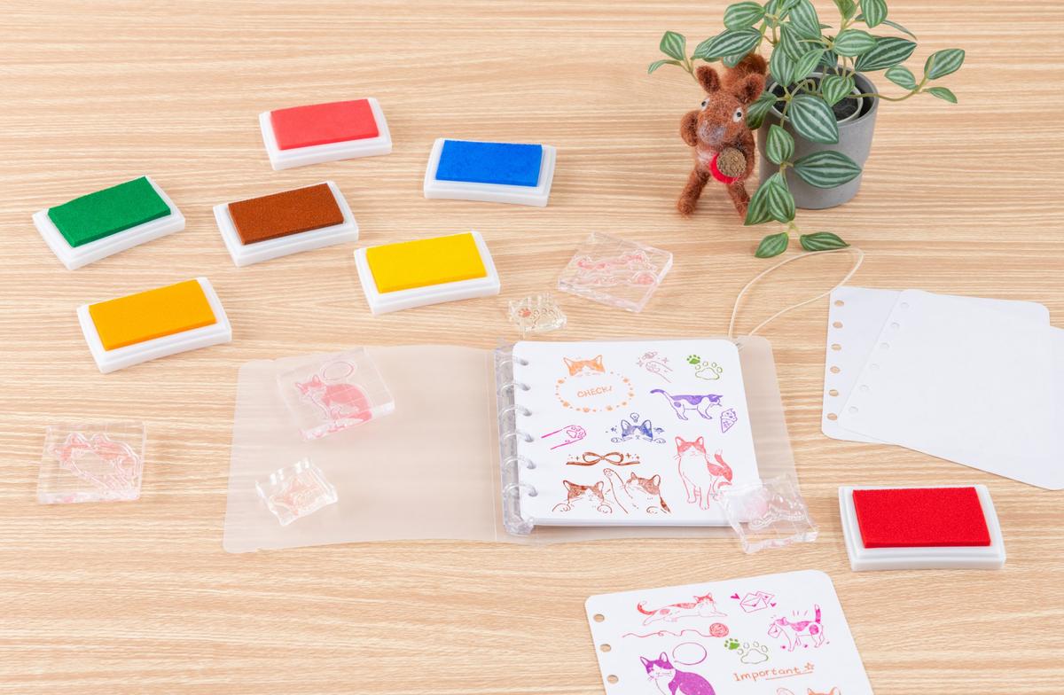 机の上にある、スタンプ帳