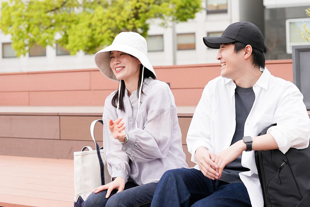 QUICKCAMPのサマーシールド遮光日傘キャップ帽子をかぶった男性と女性