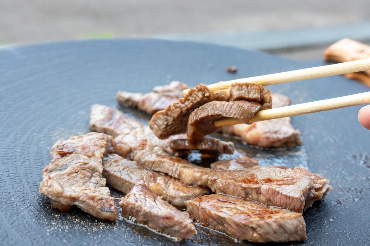 ステーキにハンバーグ美味しく焼けます！炭火式グリルドル　13A都市ガス炭着火 JIKABI JAPANのマルチグリドルで焼く「ステーキ肉」が最高。焦げ付かず