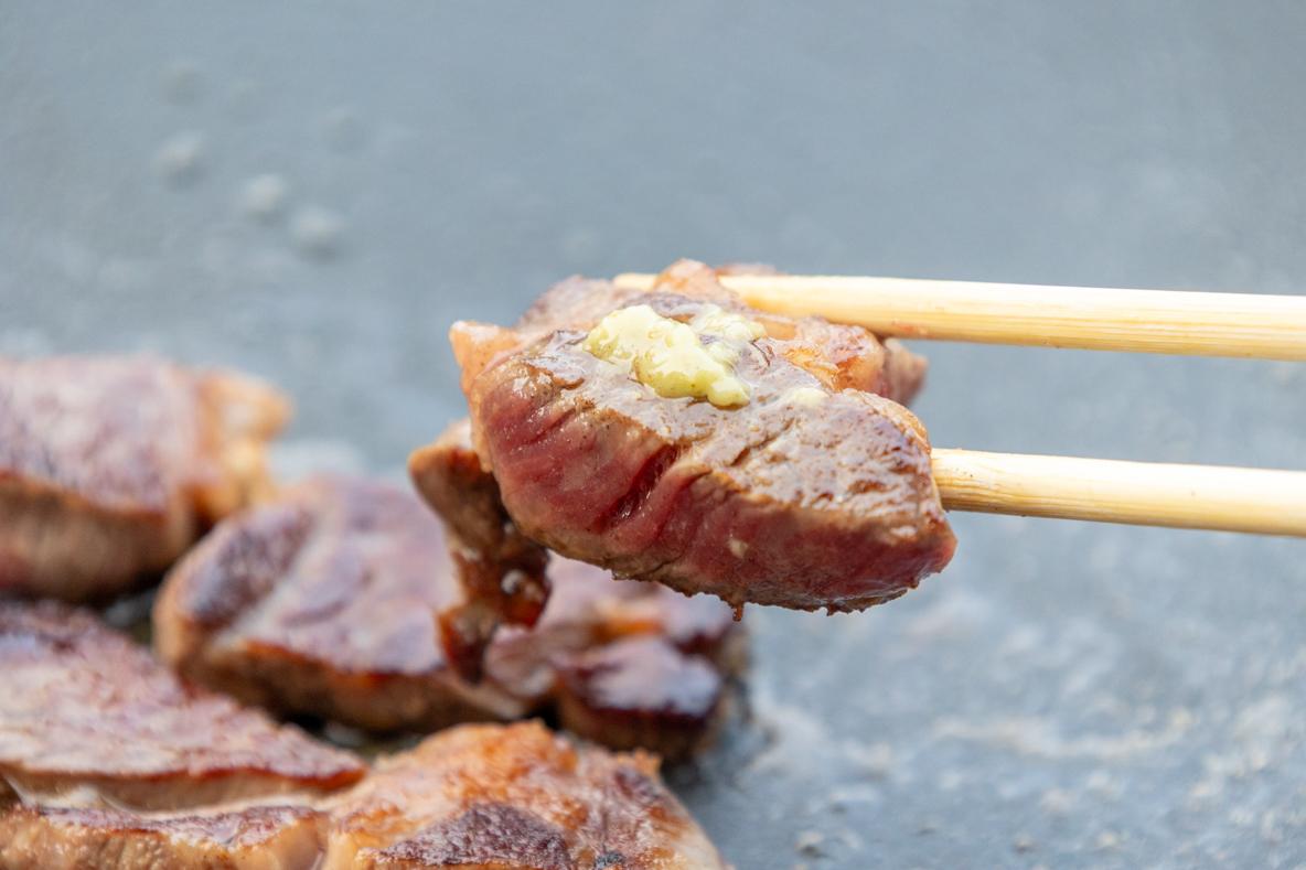 ステーキにハンバーグ美味しく焼けます！炭火式グリルドル　13A都市ガス炭着火 JIKABI JAPANのマルチグリドルで焼く「ステーキ肉」が最高。焦げ付かず