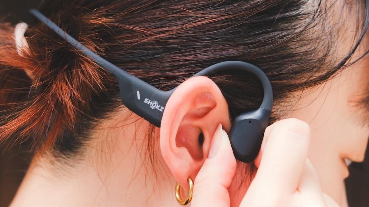 夏の散歩、ランニングの相棒に！ Shokzの「オープンイヤー型イヤホン