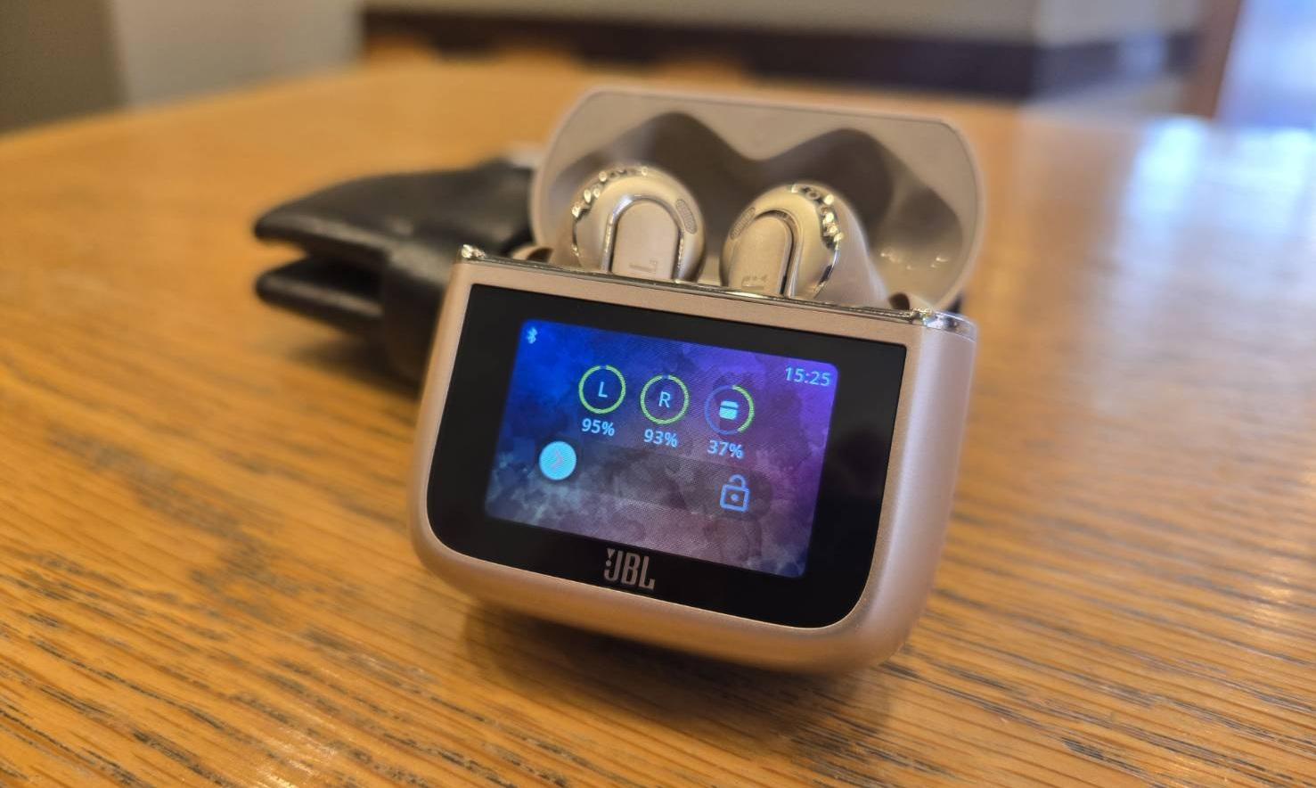 愛猫でケースをカスタマイズ。音以外も全部が楽しい「JBL TOUR PRO 3