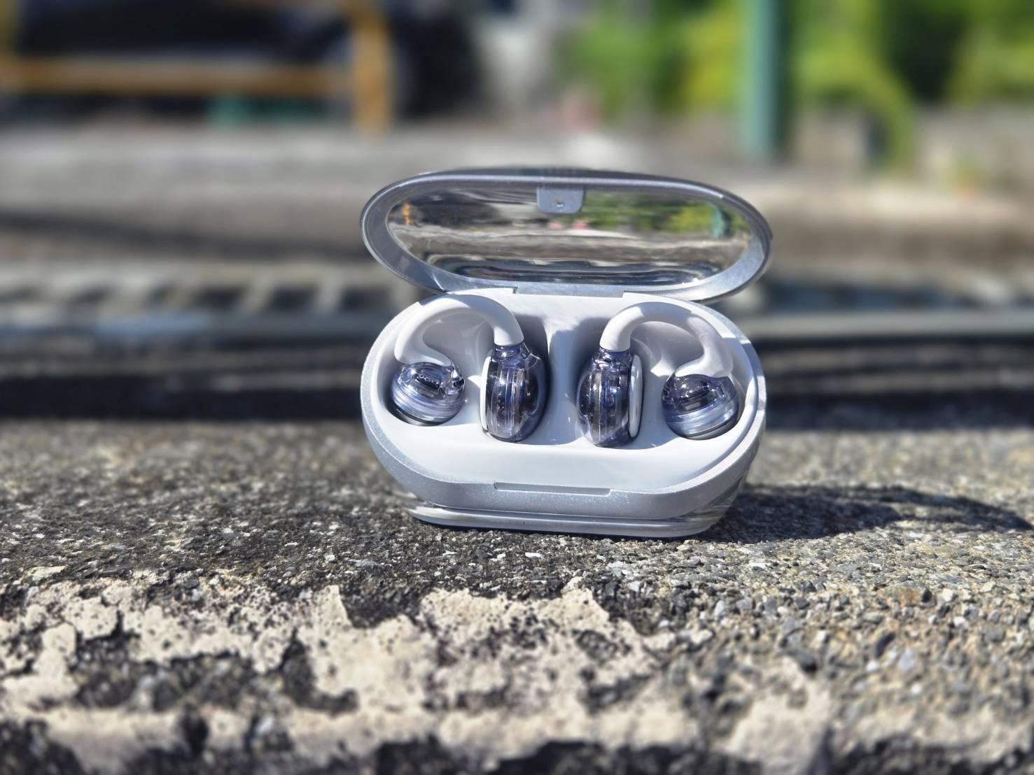夏場に着けるイヤホンの最適解として「JBL Soundgear Clips」を推