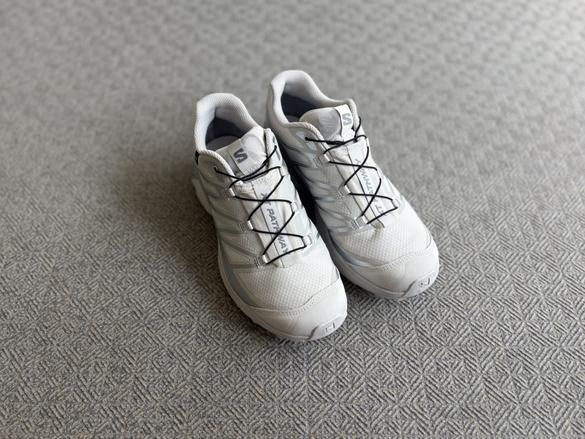サロモンの「XT-PATHWAY GORE-TEX」、黒くないからどんな服装にも
