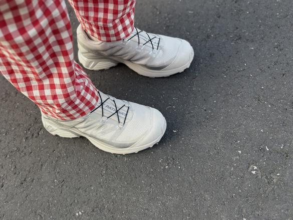 サロモンの「XT-PATHWAY GORE-TEX」、黒くないからどんな服装にも