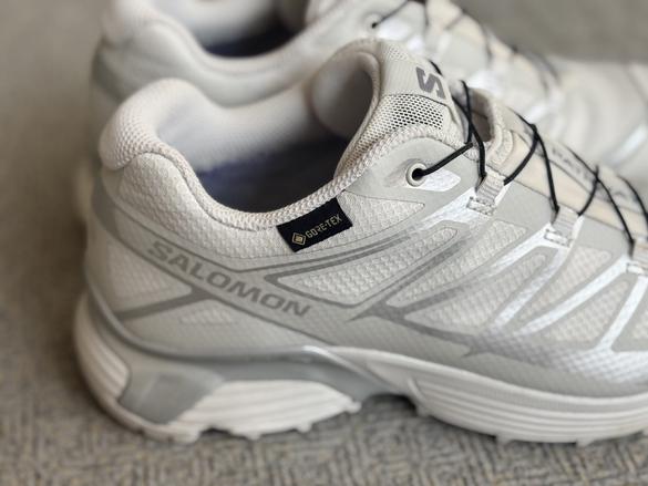 サロモンの「XT-PATHWAY GORE-TEX」、黒くないからどんな服装にも