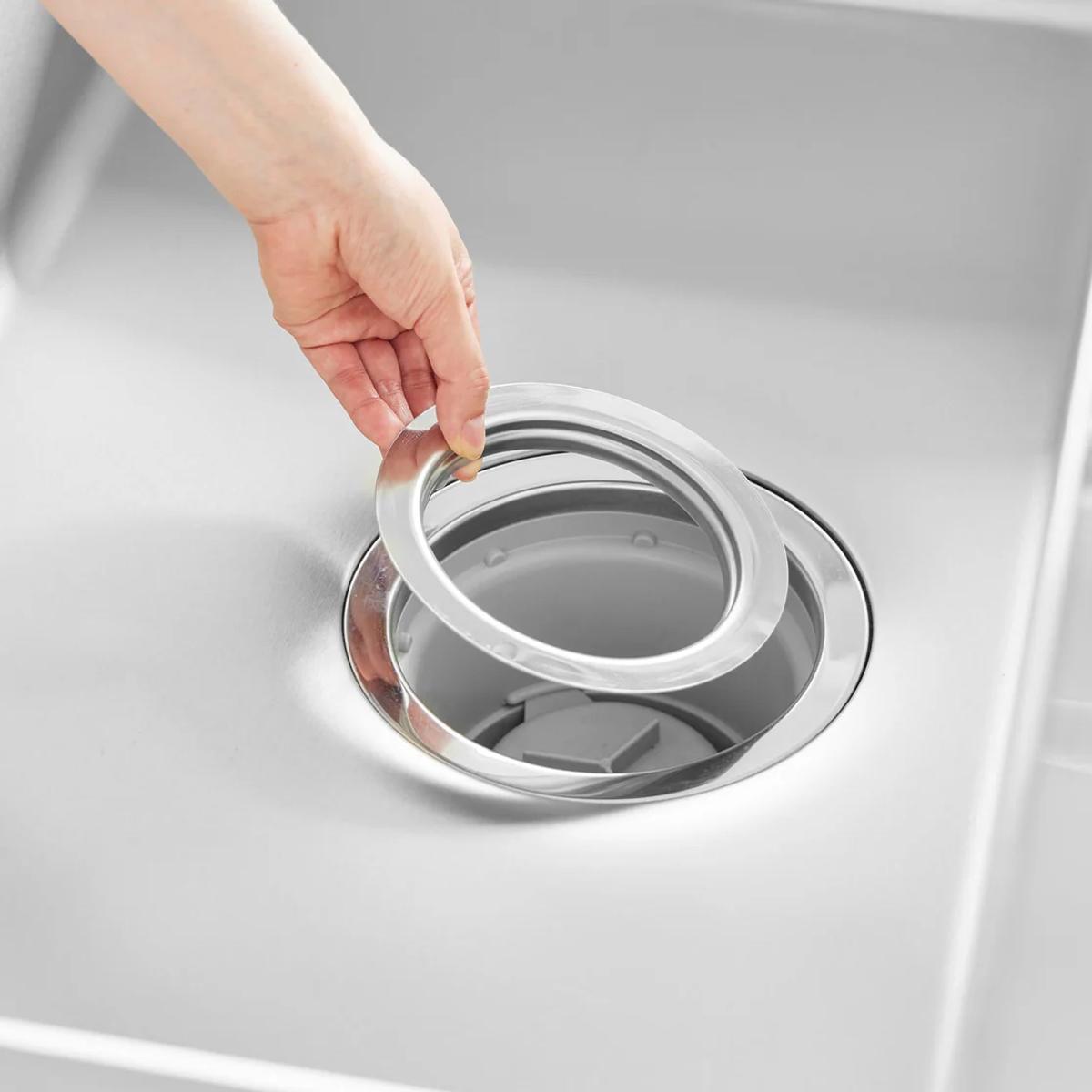 山崎実業「上からセットキッチン排水口ネットホルダー タワー」をセットしているところ