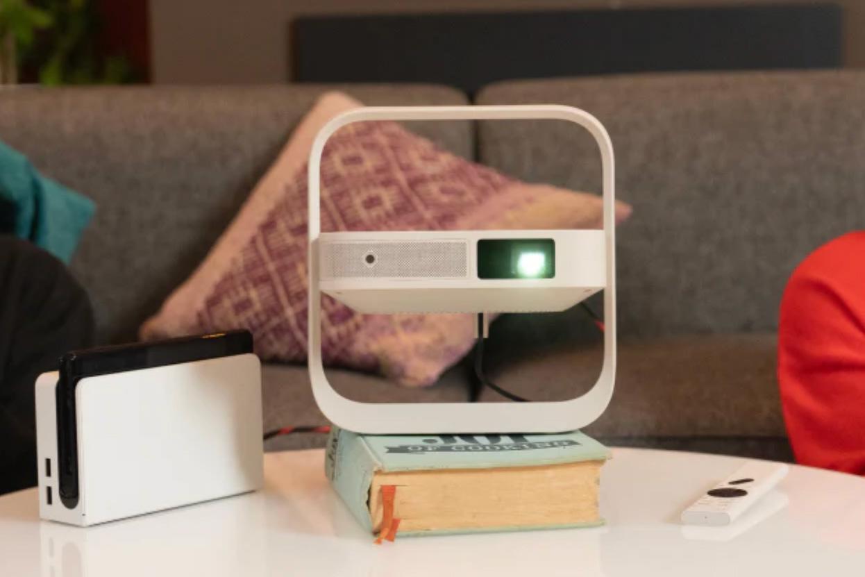 暑い夏はクーラーの効いた部屋で大画面！XGIMI薄型プロジェクター