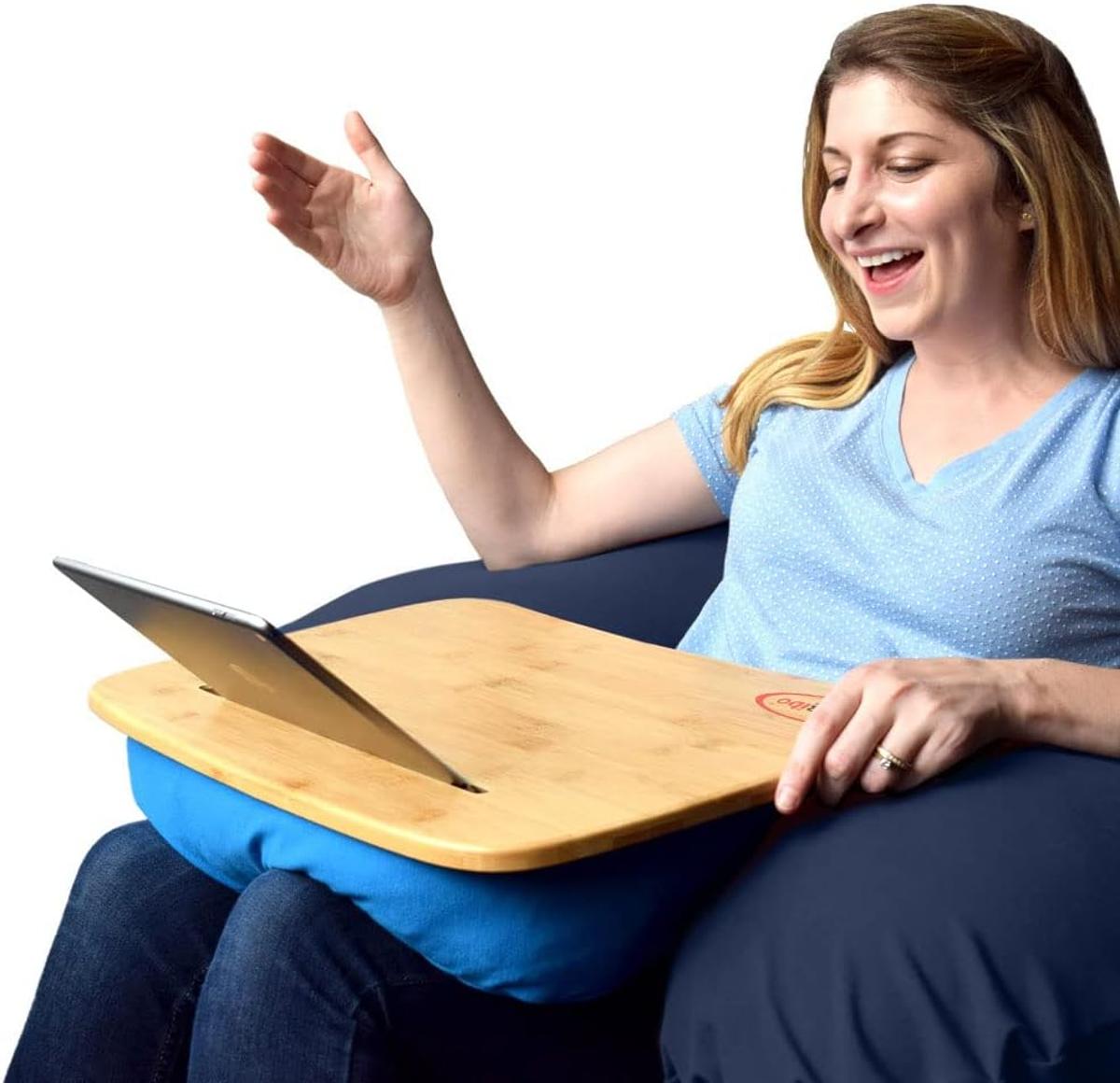 ヨギボー(Yogibo)のトレイボー(Traybo)2.0を使ってタブレットを観る女性
