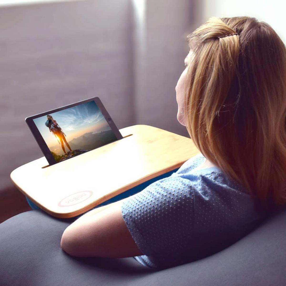 ヨギボー(Yogibo)のトレイボー(Traybo)2.0を使ってタブレットを観る女性
