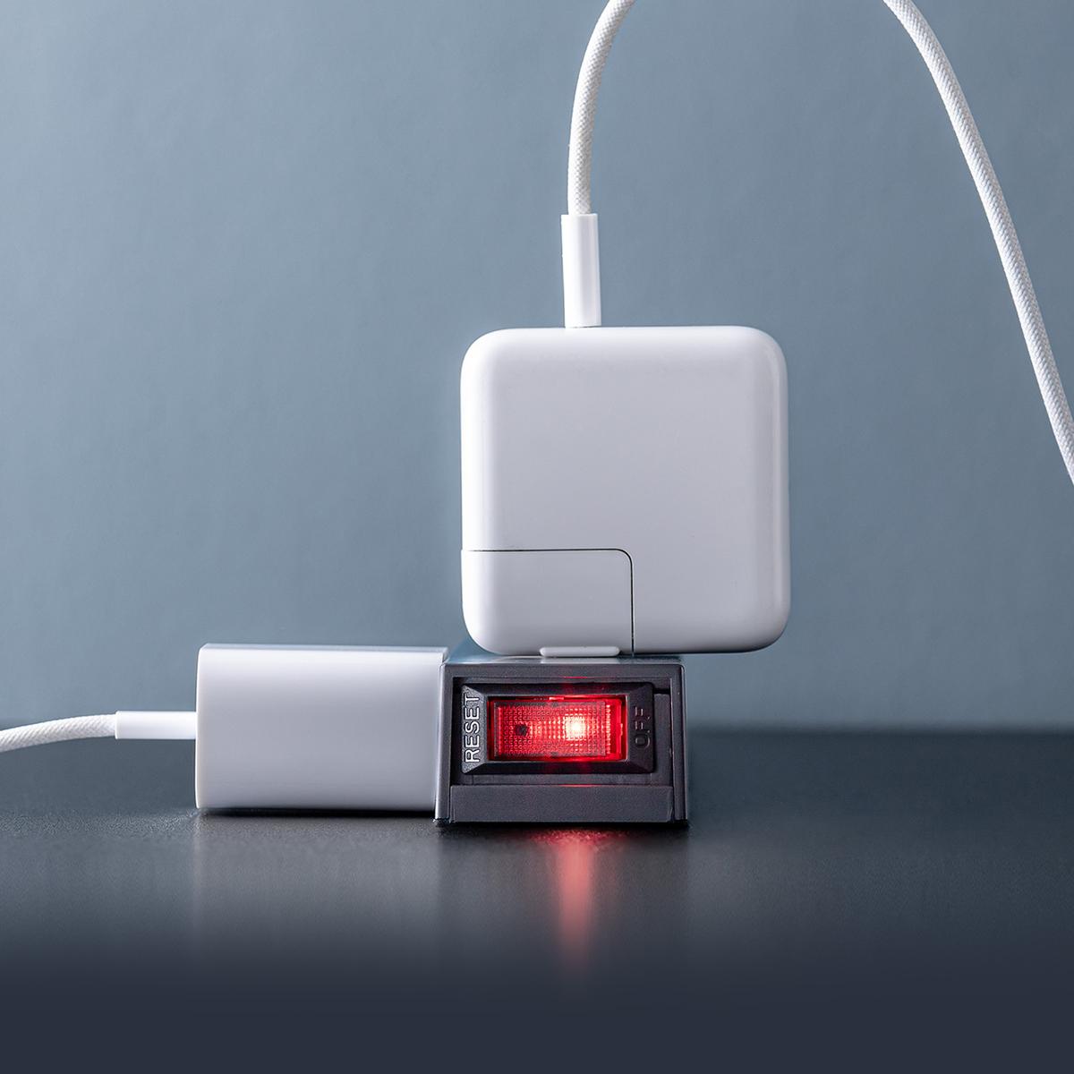 雷ガード電源タップ 10個口 マグネット付の正面と側面にコンセントを挿している状態
