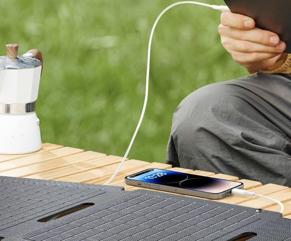梅雨明けの強い日差し、スマホの充電に使わない？ Ankerの「超お手軽な