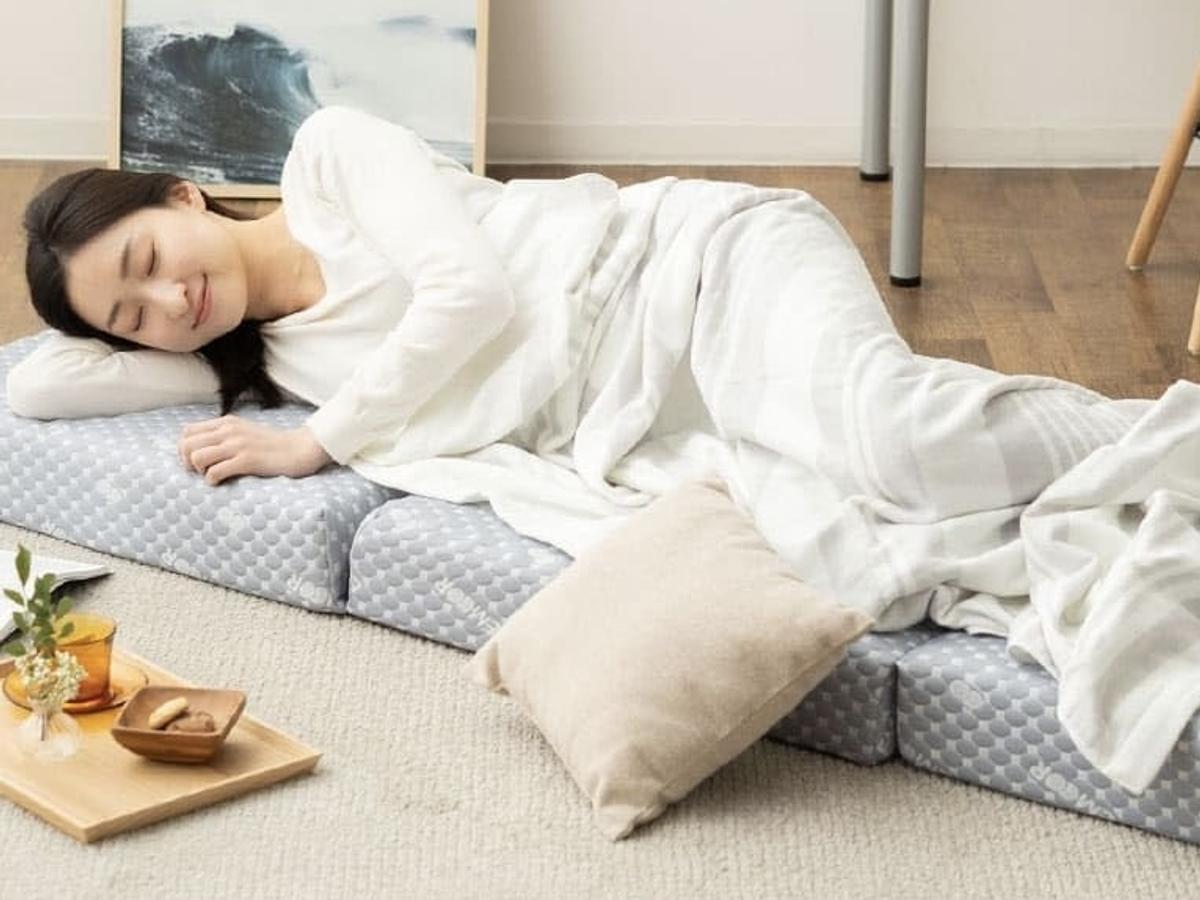 エムールの三つ折りマットレスに寝ている女性