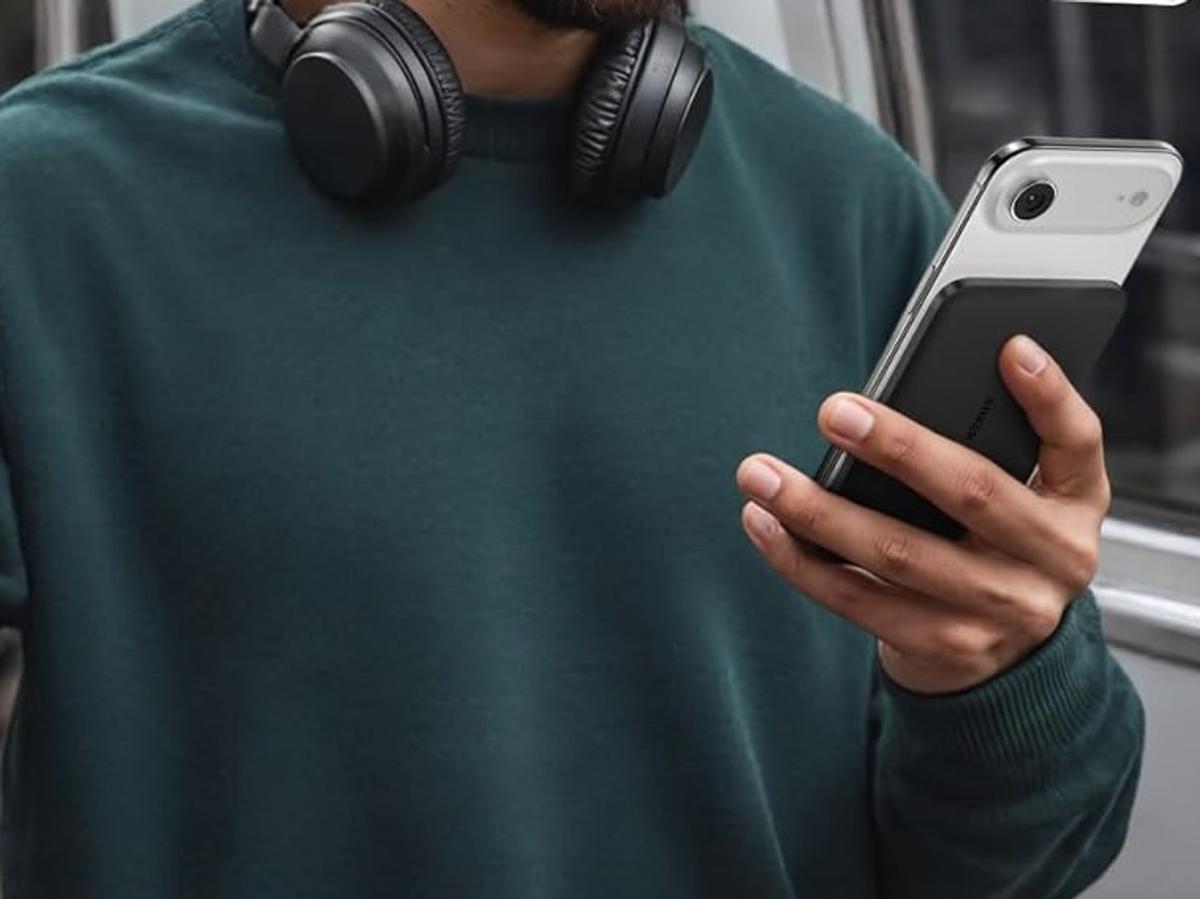 アンカー(Anker)ナノパワーバンクを持つ男性