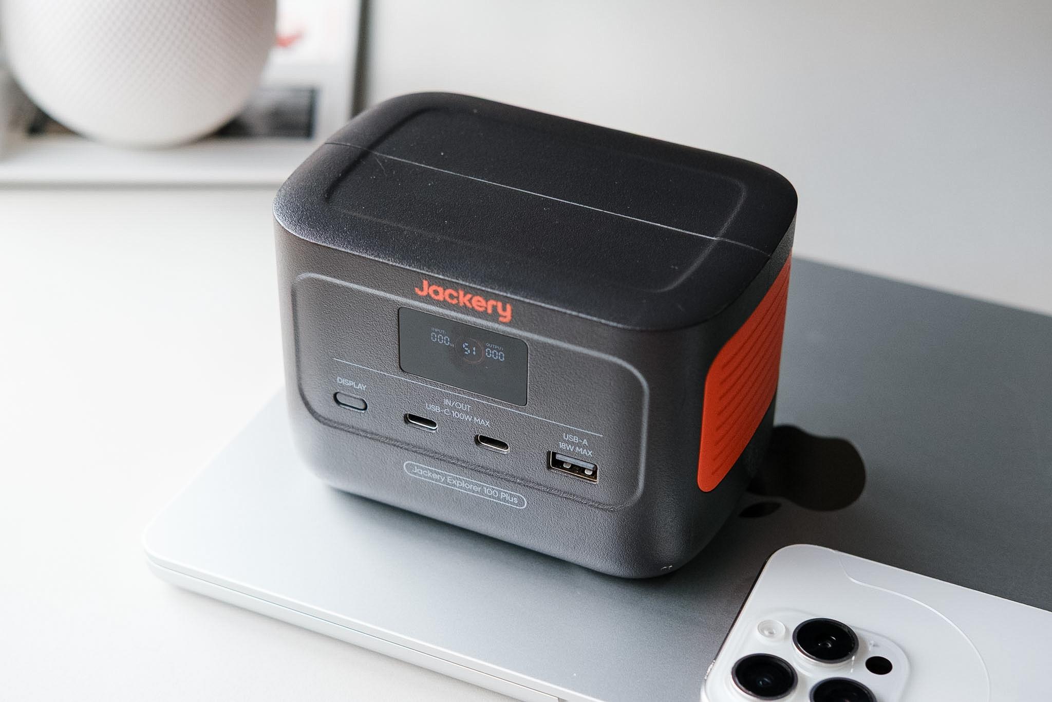 旅先でも日常でも。ROOMIE編集部員が愛用する「充電器」たち | ROOMIE