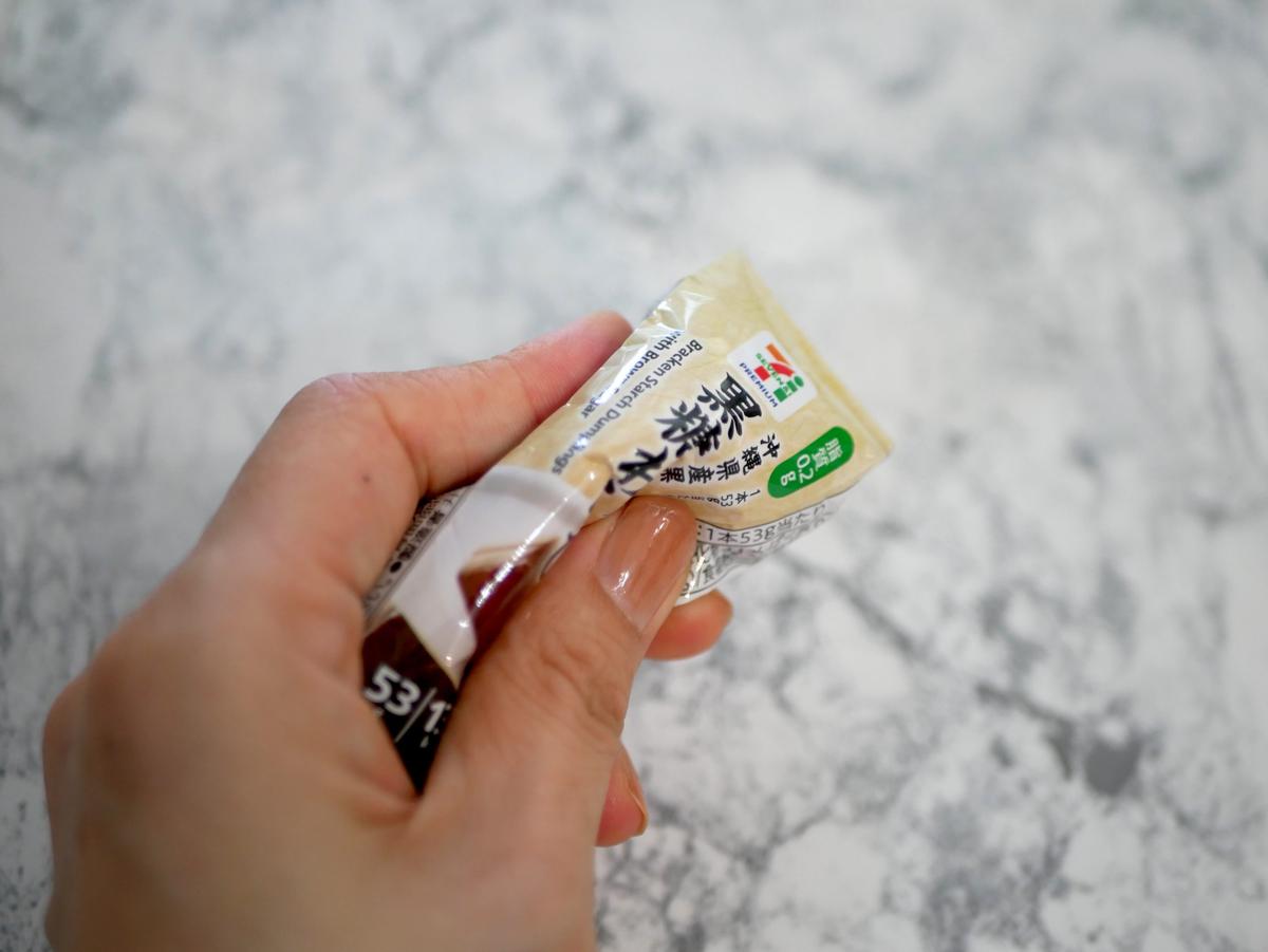 セブンイレブン「セブンカフェティー アイス ミルクティー」のアレンジに使う黒糖わらび