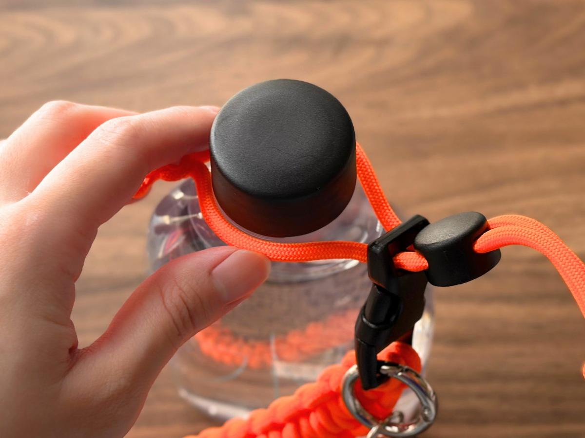 無印良品「水ボトル」にドリンクチャームを装着する様子