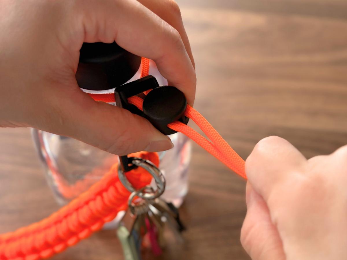 無印良品「水ボトル」にドリンクチャームを装着する様子
