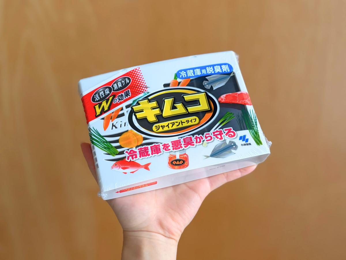 小林製薬「キムコ（ジャイアントサイズ）」を手の平で持つ様子
