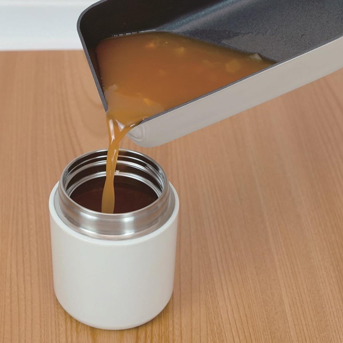 スープジャーにスープを注いでいる